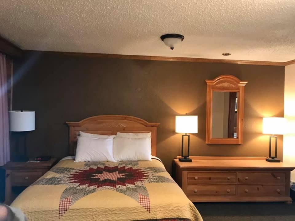Centerstone Resort Lake-Aire Tomahawk Exterior photo